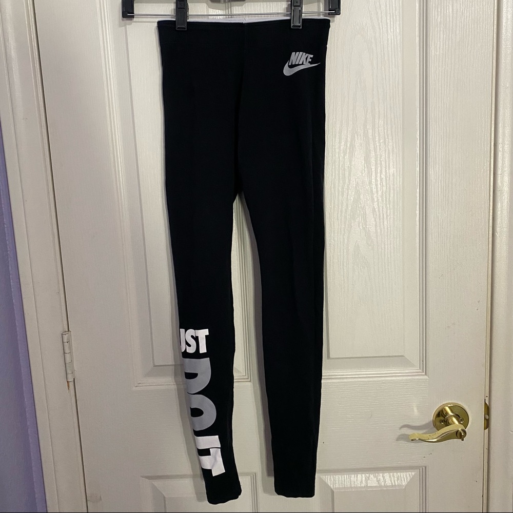 Black Nike leggings